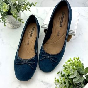 EUC Clarks Blue Suede Shoes with adorable bow accent. Size 7
